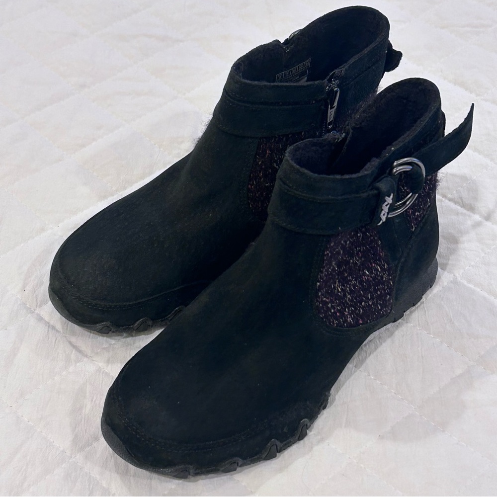 NWOB Skechers Womens Size 5 Bikers Lite High-Grade Suede Sweater Knit Ankle Boot